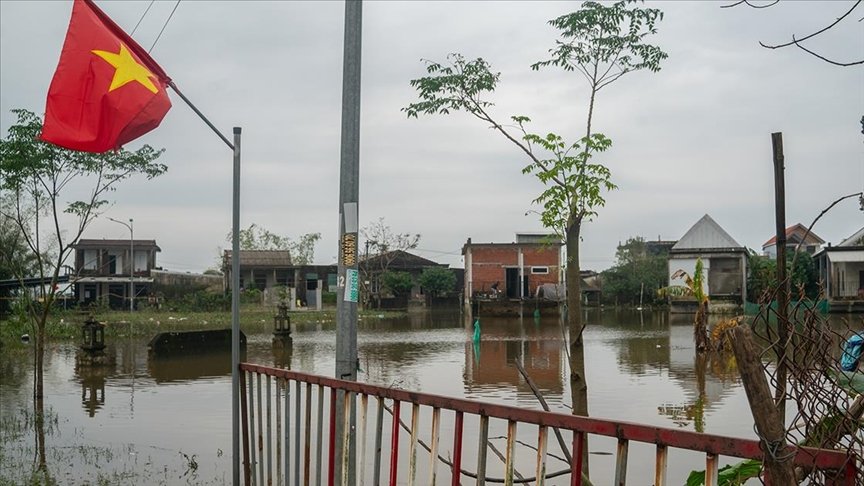 Vietnam’da Yaşanan Sellerde Ölü Sayısı 90’a Yükseldi